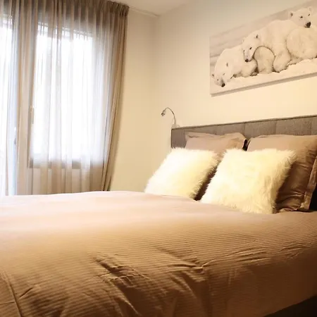 High-end & Central For Up To 6 Guests, Ambassadeurs